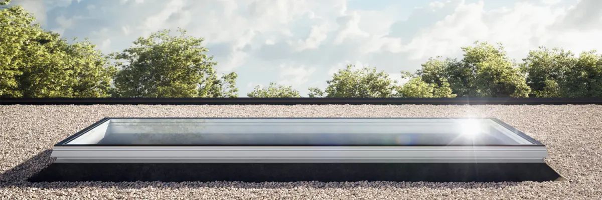 Een lange lichtkoepel op een plat dak